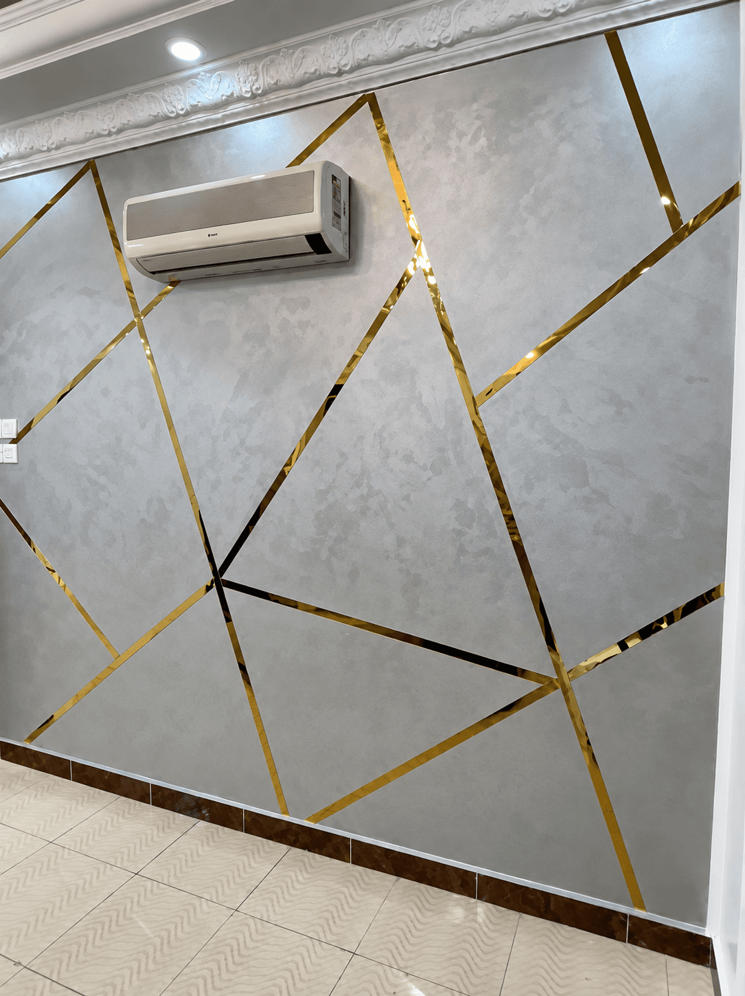 تُستخدم هذه الاوراق لعمل "جدار مميز" (Accent Wall) لإعطاء لمسة فنية فريدة بدلاً من ورق الجدران.
منها دهان القطيفة (Velvet / الشامواه)يعطي الجدار ملمساً شبيهاً بالقماش المخملي أو الحرير، وتتغير درجات لونه وانعكاساته بحسب زاوية سقوط الإضاءة عليه، مما يمنحه فخامة كلاسيكية ومودرن في نفس الوقت.