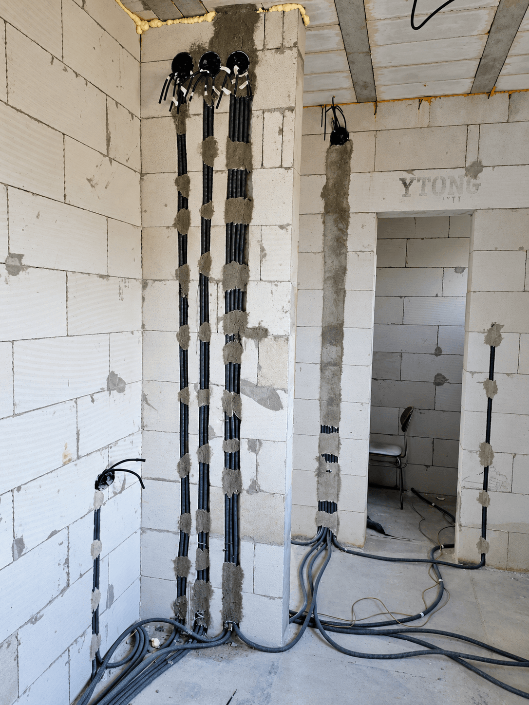 التسليك المخفي (الداخلي) — Concealed Electrical Wiring يتم تنفيذ هذا النوع من التسليك داخل الجدران والأسقف وتحت الأرضيات، حيث تُمدد الأسلاك داخل مواسير بلاستيكية أو معدنية مخصصة لحمايتها. يتميز بمظهر جمالي ونظيف بعد الانتهاء من أعمال التشطيب، كما يوفر حماية جيدة للأسلاك من التلف والعوامل الخارجية، ويُستخدم على نطاق واسع في المنازل والمباني الحديثة.